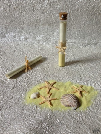 In vetro con pergamena anticata e stella marina.